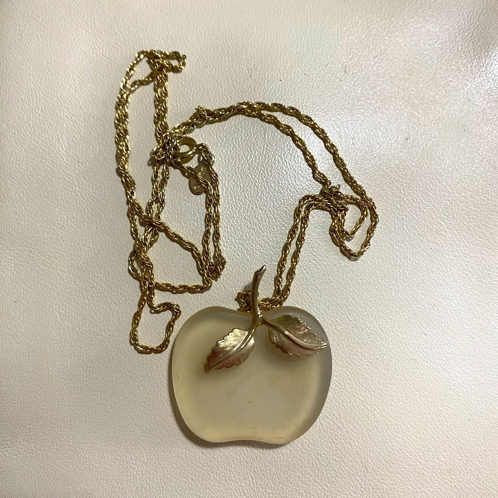 Avon apple pendant vintage necklace